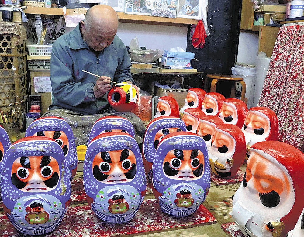 仙台藩士が作り始めた「松川だるま」絵付けがピーク…顔の周りは群青色