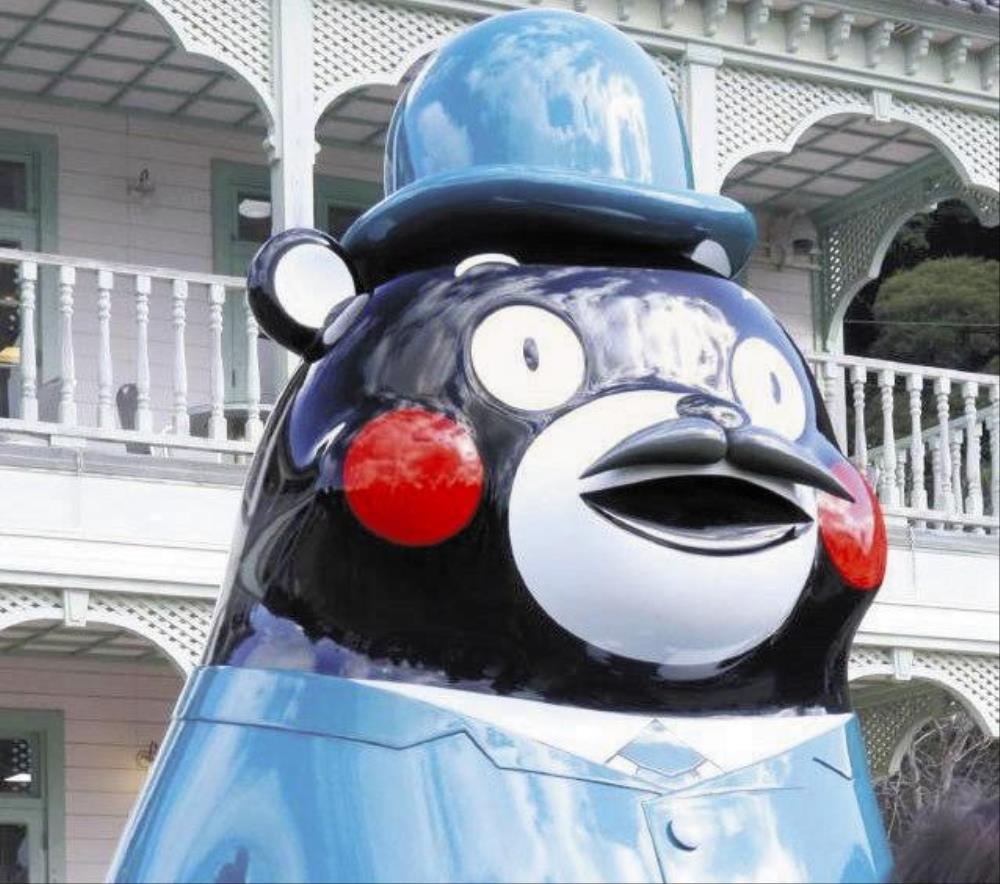 ひげ生やした「くまモン」像、世界文化遺産の熊本県・三角西港に登場
