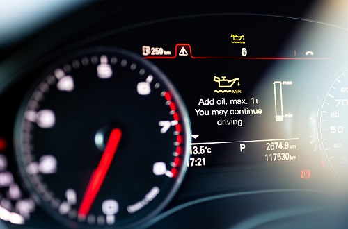 エンジンオイルランプが点灯する理由とは？原因と対処法を解説