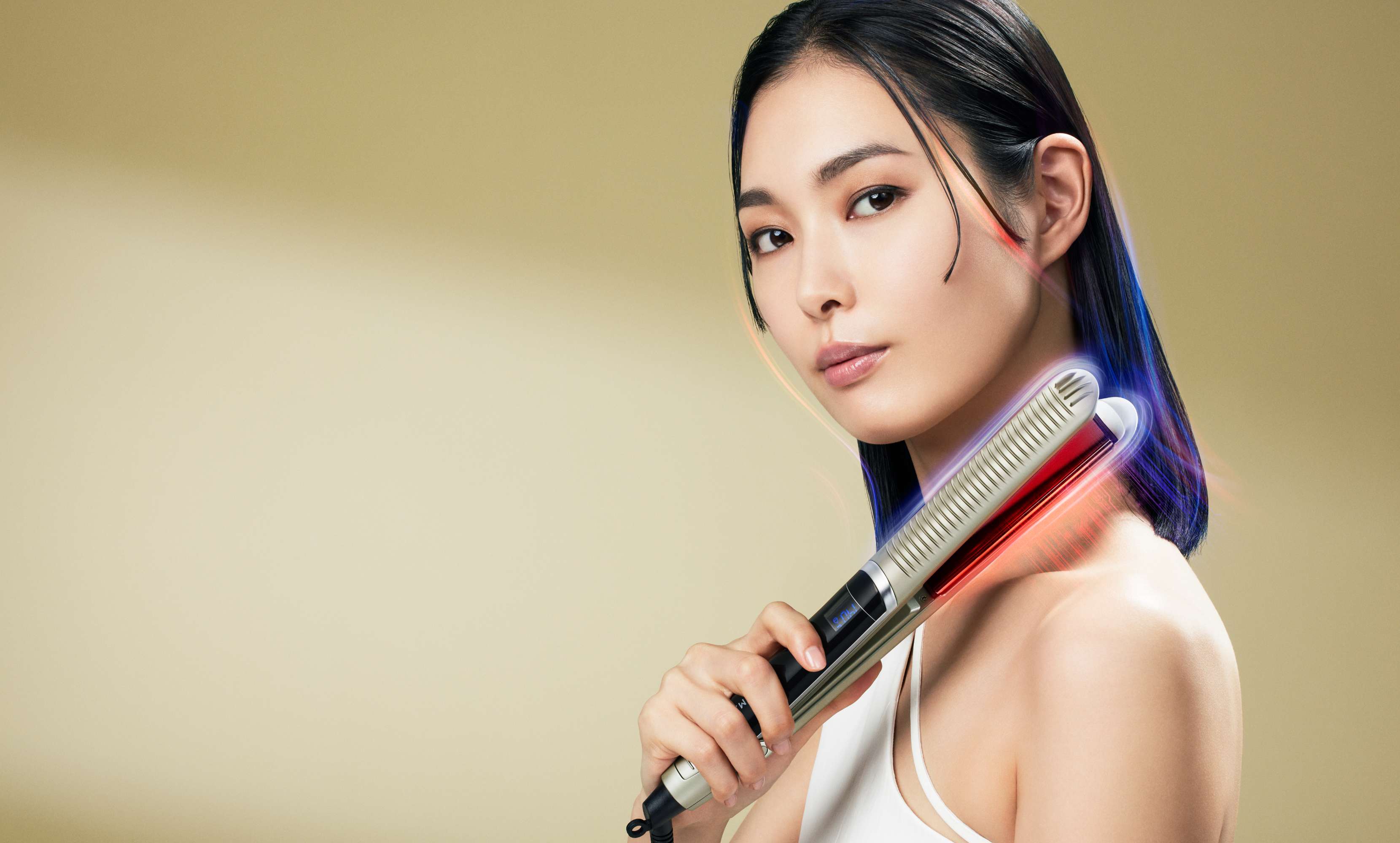 保水ヘアアイロンでもっとストレートに、使うたび艶やかな髪へ