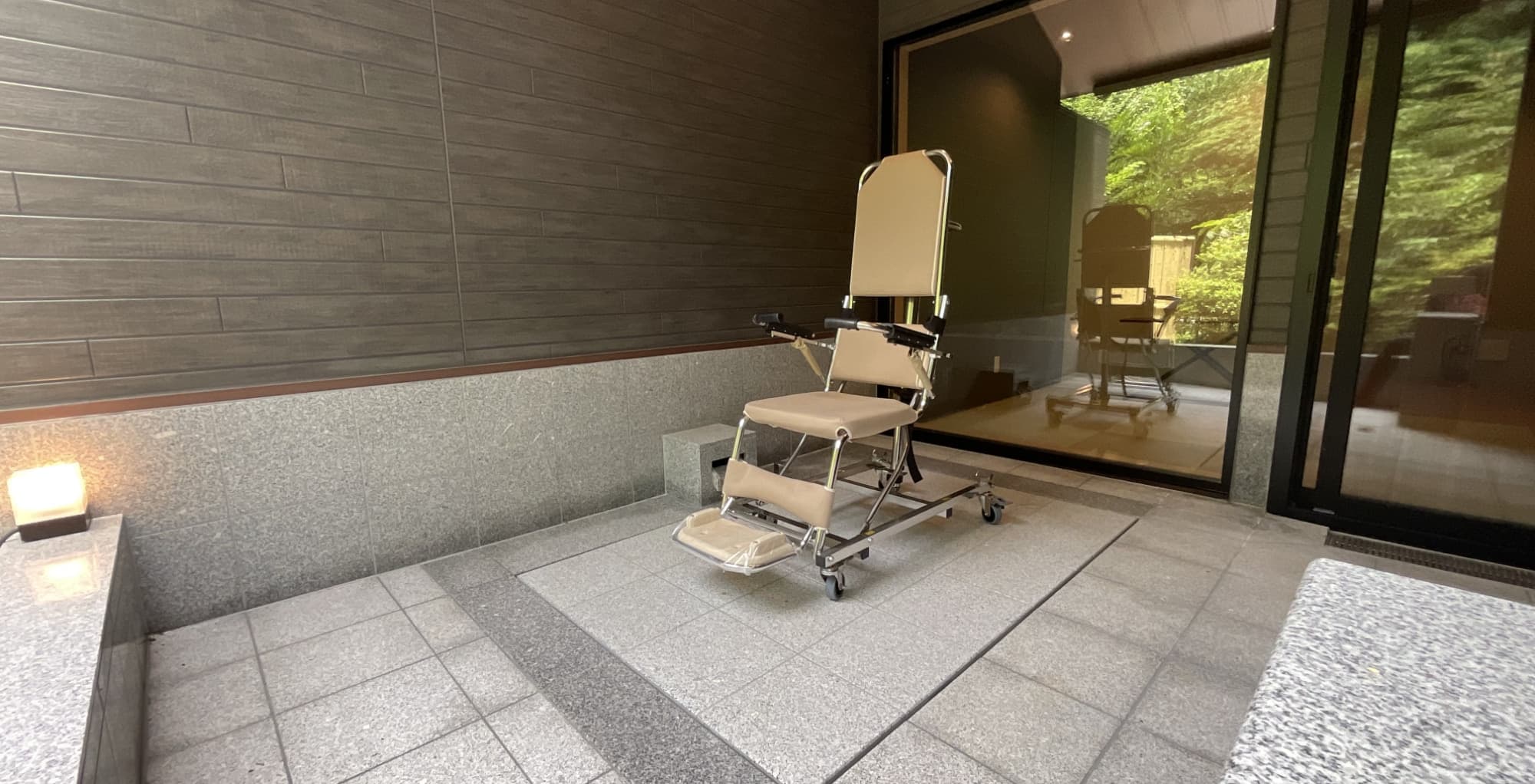 温泉をバリアフリーにする浴槽 ハートフルプルミエ | 介護浴槽・福祉