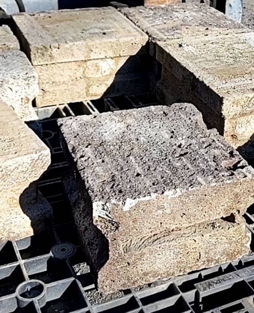 2級在庫古大谷石数量限定特価品。角欠け、空洞化、黒ずみあり 合口有無