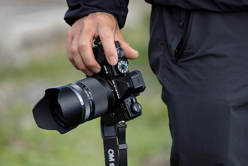 小さくてタフなミラーレス一眼カメラ「OM SYSTEM OM-5」。プロも認める