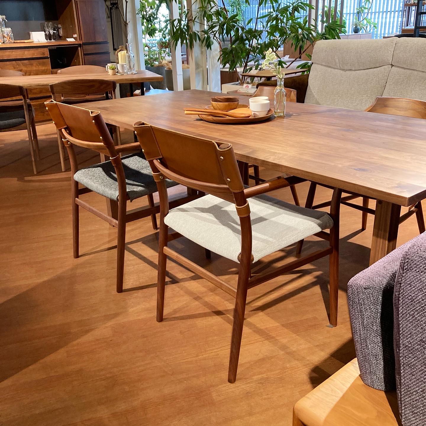 マスターウォール・チェアと常盤家具・ダイニングテーブル組み合わせの