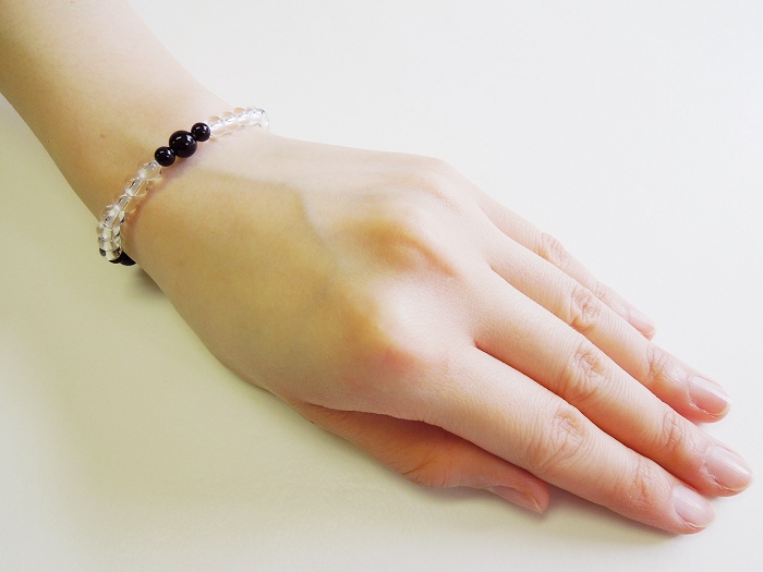 水晶6mmブレス三天両脇ブラックオニキス入 お数珠の安田念珠店へ