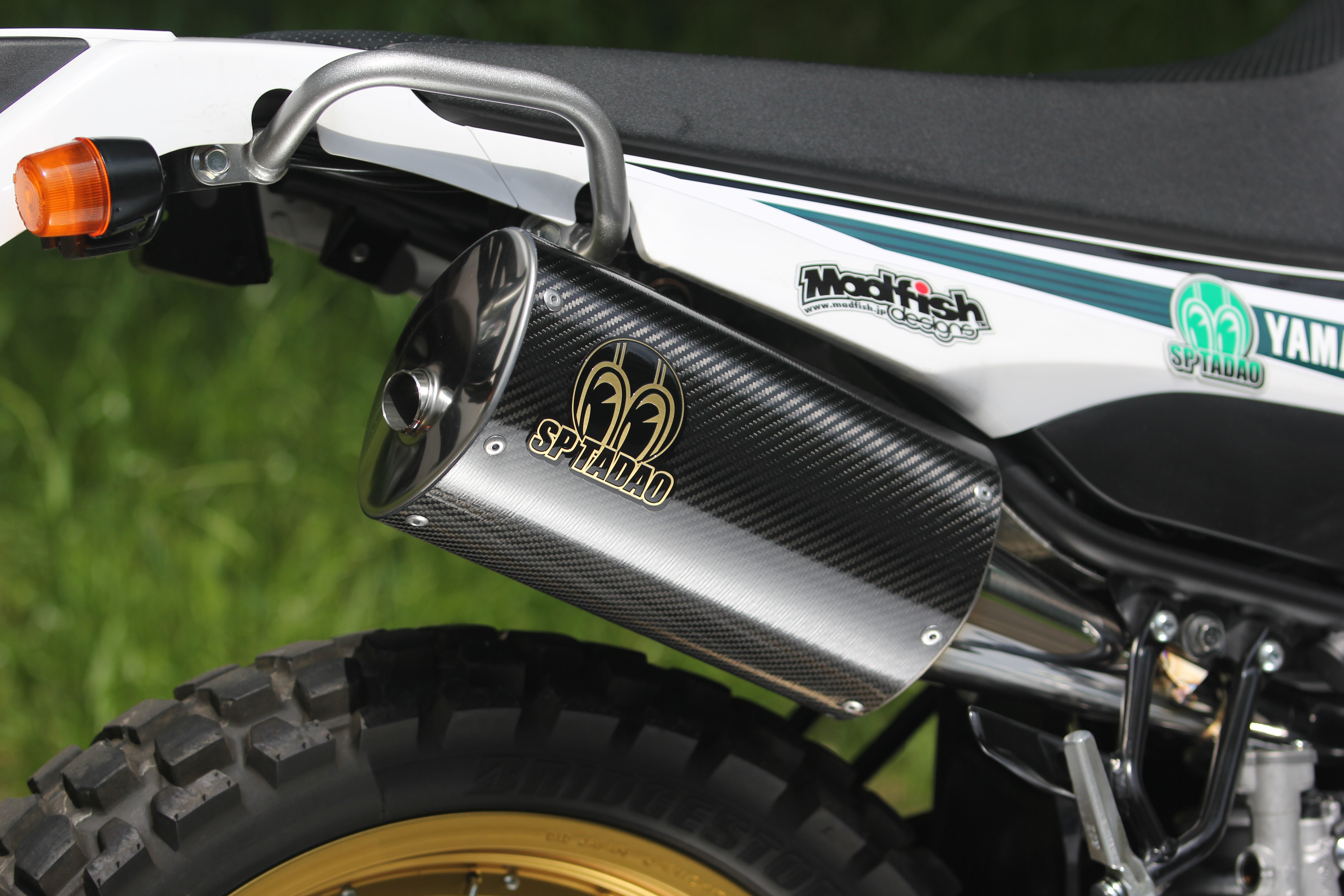 スリムでタフで実践的！ SP忠男からセロー250用カーボンシェルマフラー