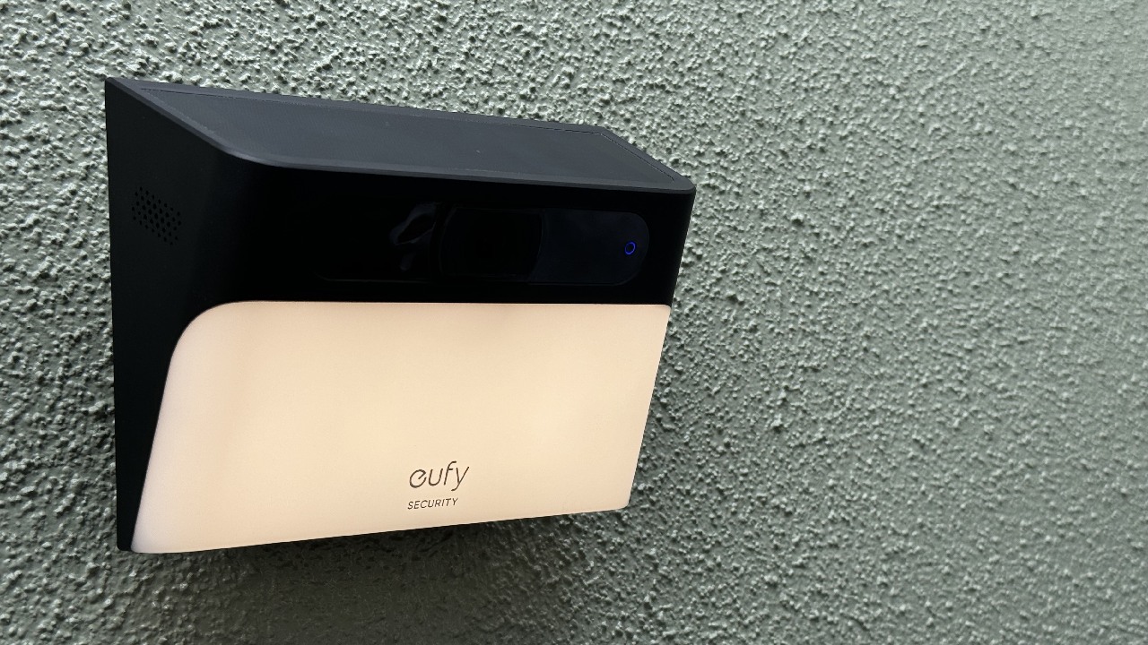 Ankerの屋外カメラ「Eufy Solar Wall Light Cam S120」、配線も充電も