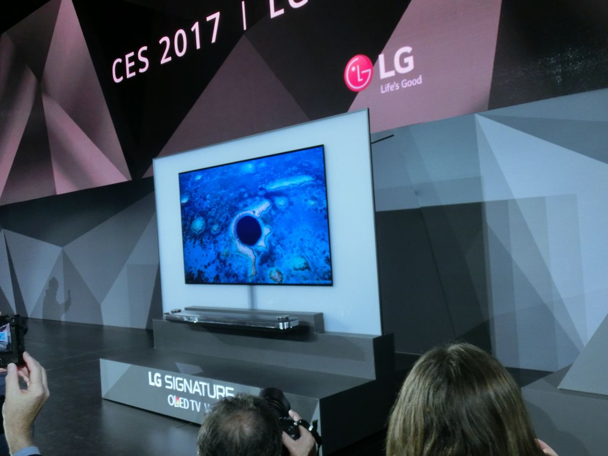 壁掛け有機ELテレビ、韓国LGが披露 | 日経クロステック（xTECH）