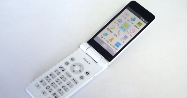 テザリング対応で2台持ちにも便利！SIMフリーのケータイ「AQUOS