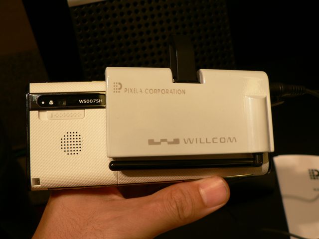 携帯電話機の長所を取り込んだPHS端末，ウィルコムなど3社が共同発表