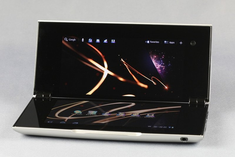 折り畳み式2画面のタブレット「Sony Tablet P」はインタフェースに工夫