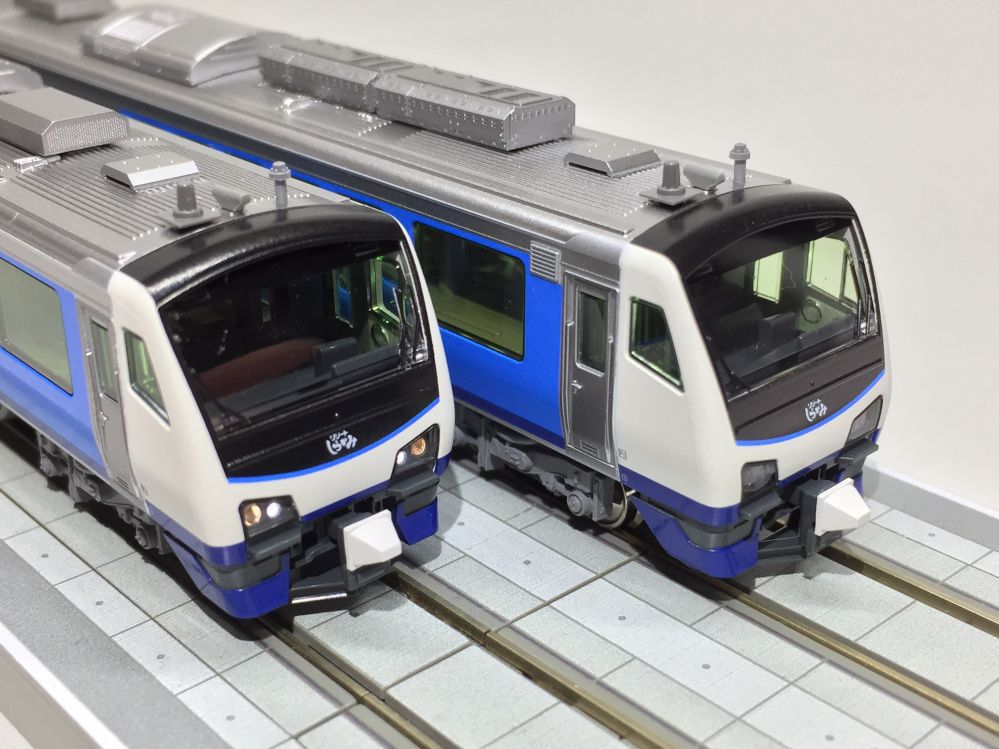 HB-E300系「リゾートしらかみ」（青池編成）入線です。KATO 10-1367 4