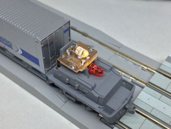 KATO M250系スーパーレールカーゴ（新デザインコンテナ）が入線です