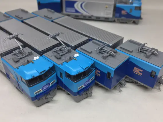 KATO M250系スーパーレールカーゴ（新デザインコンテナ）が入線です