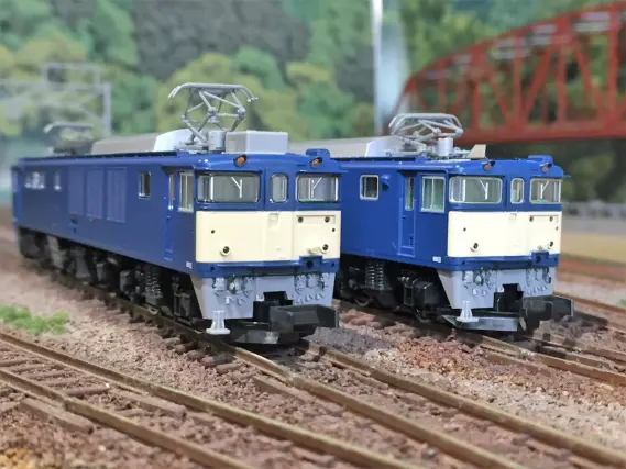 EF64 1001とEF64 1028の復活国鉄色セットが入線です。TOMIX 98990