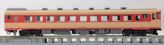 キハ58系(非冷房車) 急行「いいで」が入線しました。KATO 10-1531