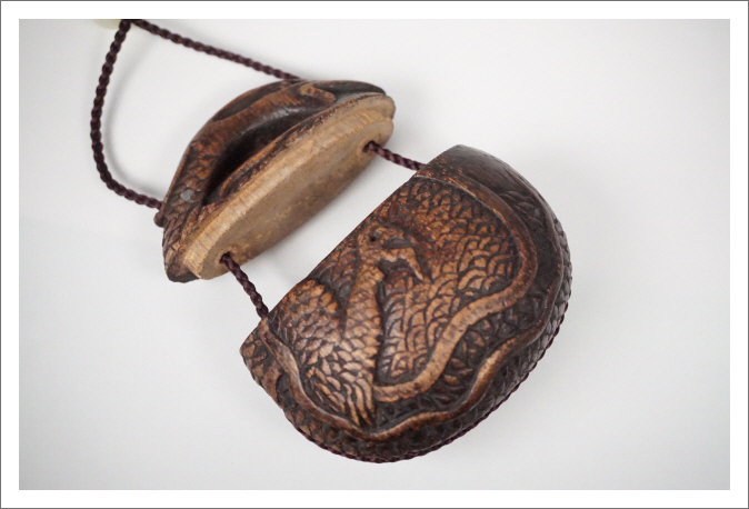 天然素材根付けアンティーク品寿老人と魚彫ってます。 象牙現代根付 魚に乗る唐子 銘「宏之」 | 古美術ささき