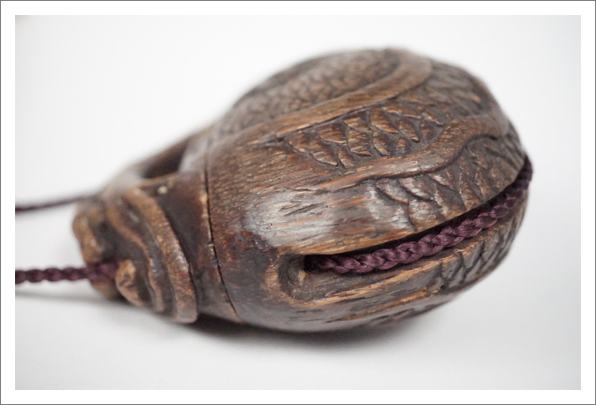 天然素材根付けアンティーク品寿老人と魚彫ってます。 象牙現代根付 魚に乗る唐子 銘「宏之」 | 古美術ささき