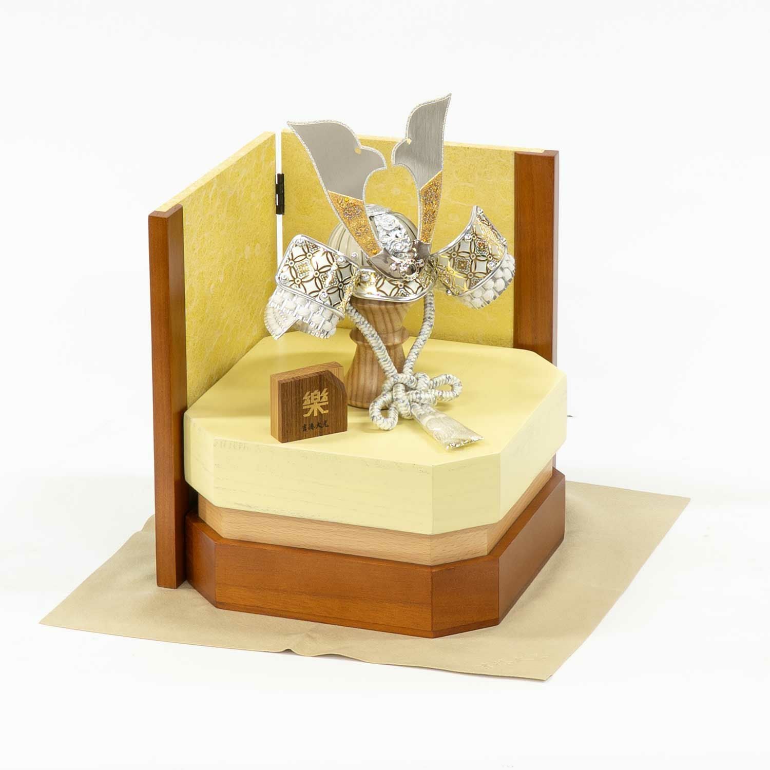 五月人形】兜7号収納箱飾り 楽 | 雛人形（ひな人形）・五月人形の吉徳