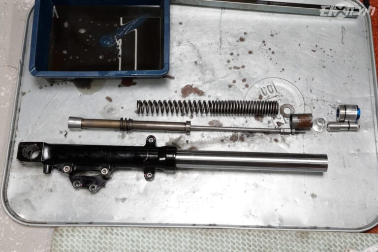 絶版バイクメンテ] カワサキGPz900R Ninja改：フロントフォークを