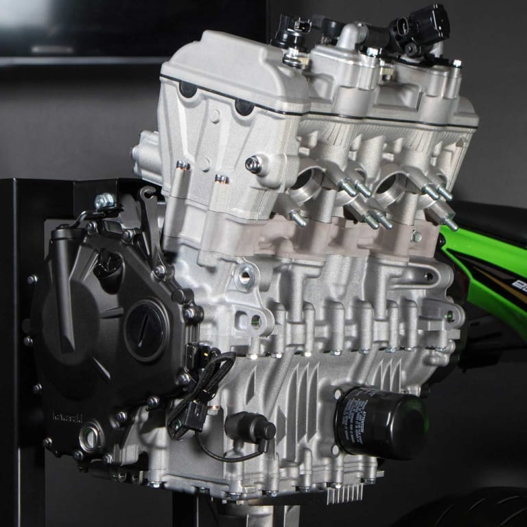 ニンジャZX-25R 官能スクリーミング直4エンジンはクラス最強45ps