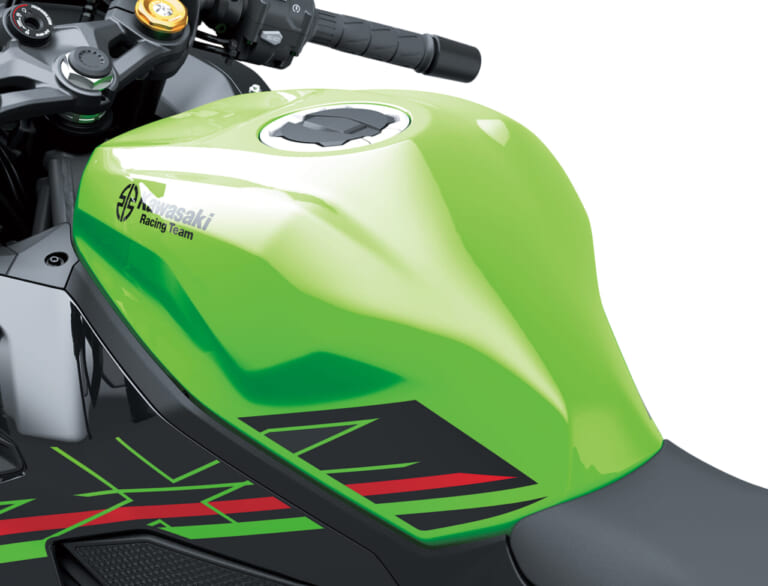 上級ミドル仕立て! カワサキNinja ZX-4R 装備解説〈大画面TFTカラー