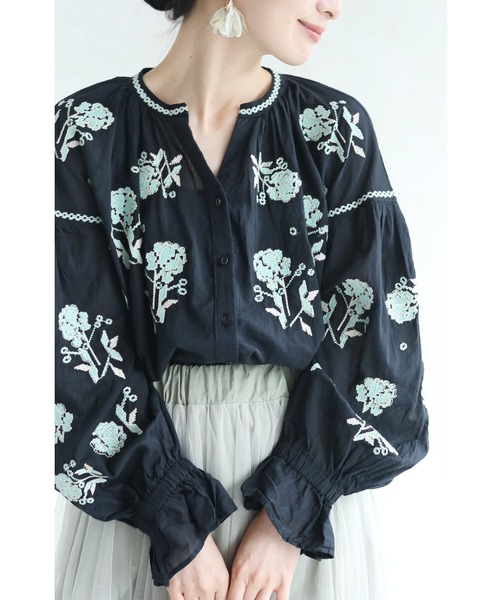 cawaii ブラウス シャツ （黒）クロスステッチの花咲くふんわり