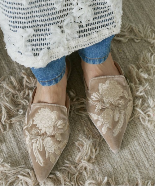 Libra Cue（リブラ キュー） パンプス 刺繍ポインテッドトゥミュール