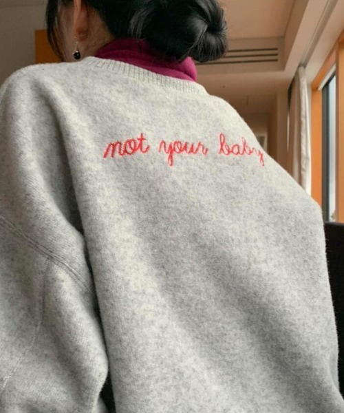 トレーナー スウェット V ネック後ろ文字刺繍デザインのトップス