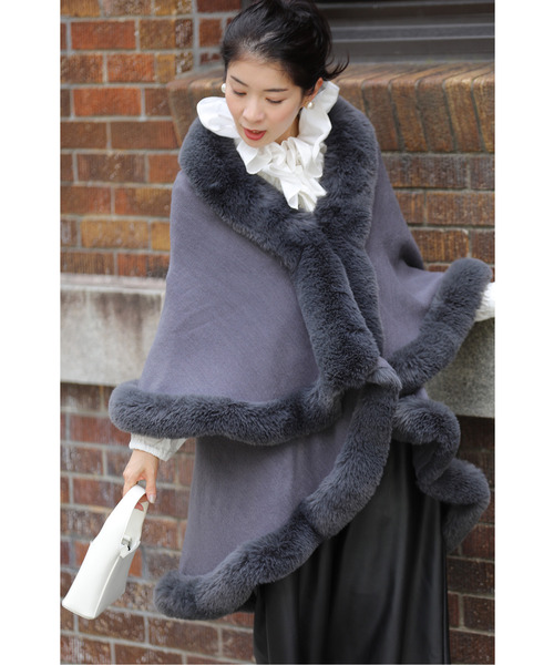 cawaii ポンチョ サッと羽織れるラグジュアリー。フェイクファーケープ