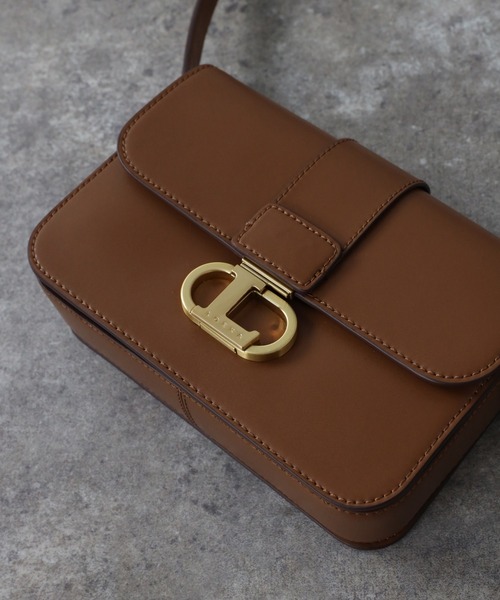 LOEKA ショルダーバッグ バッグ ロゴバックル付き本革ショルダー