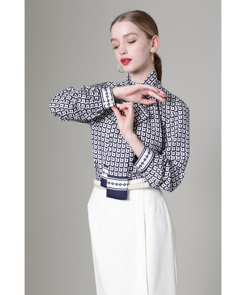 ピンキー＆ダイアン ストライプジオメトリック変形スタンドブラウス