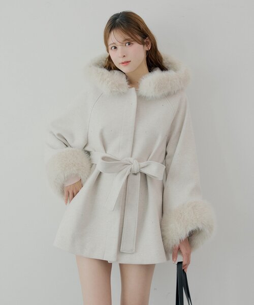 Chico（チコ） ポンチョ ビジュー付きファー襟ケープコート レディース