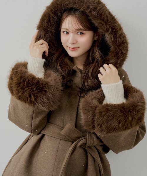 Chico（チコ） ポンチョ ビジュー付きファー襟ケープコート レディース