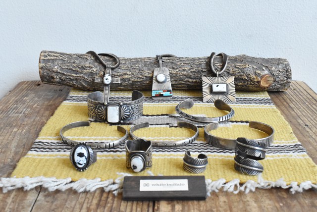 希少なホワイトターコイズを使ったインディアンジュエリー/white