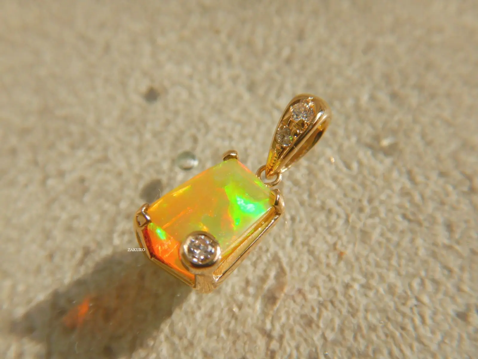 虹のしずく オパールペンダントトップ(変形直方体) | ZAKURO | 京都