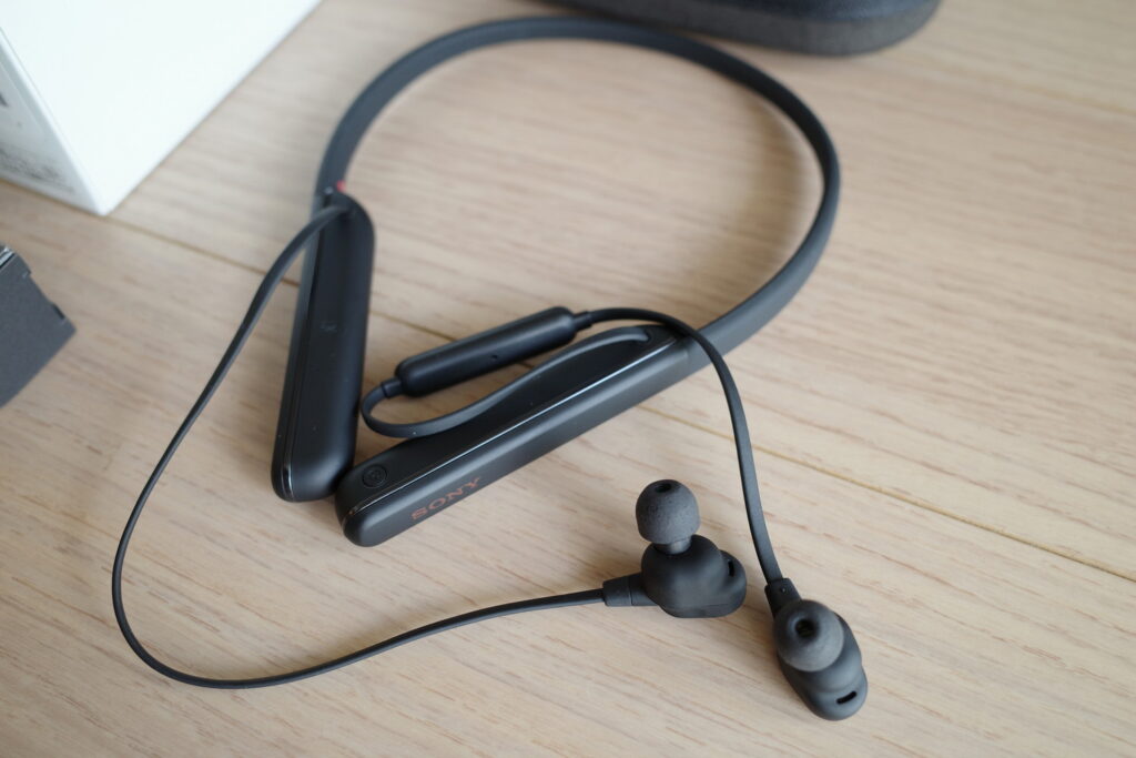 飛行機や電車での移動時にぴったりな首掛けできるノイズキャンセリング