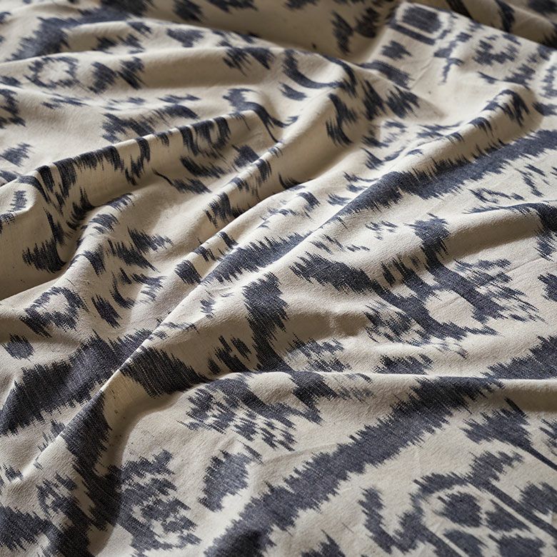 インドネシアの織物イカット 230×115㎝ ［アイボリー/ネイビー