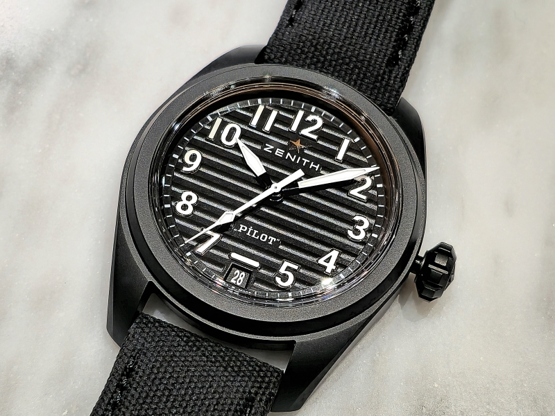 ブラックセラミック素材を使用し実用性能が高いパイロットウォッチ