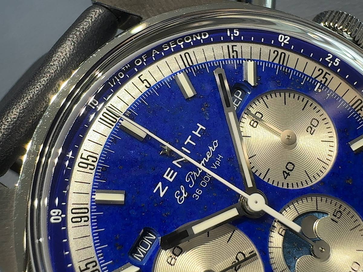 星降るダイヤルに浮かぶ月。神秘的なラピスラズリを纏った希少な一本