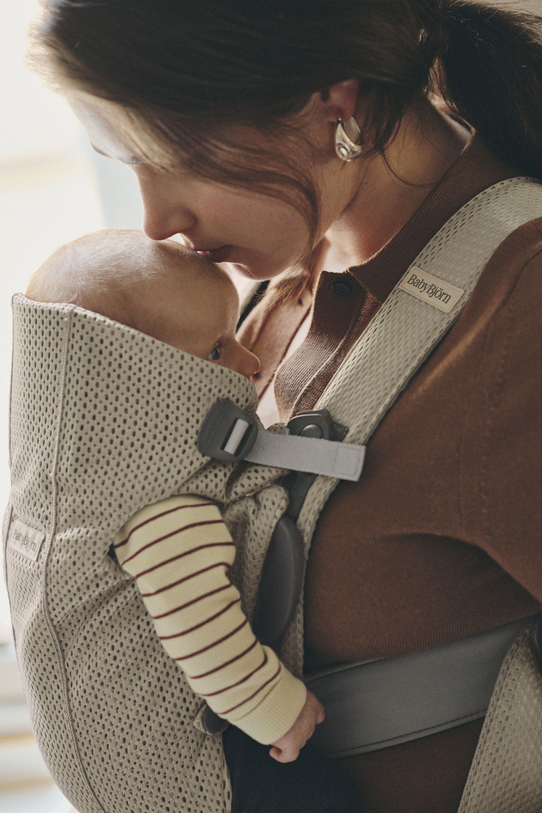 公式】ベビービョルン ベビーキャリア MINI｜新生児から使える抱っこ紐