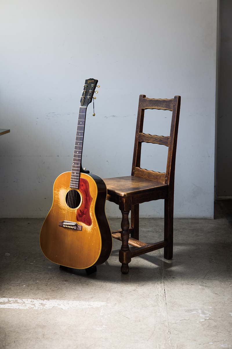 カネコアヤノの1965年製 ギブソン J-50｜AGM GUITAR GRAPH -Volume 96