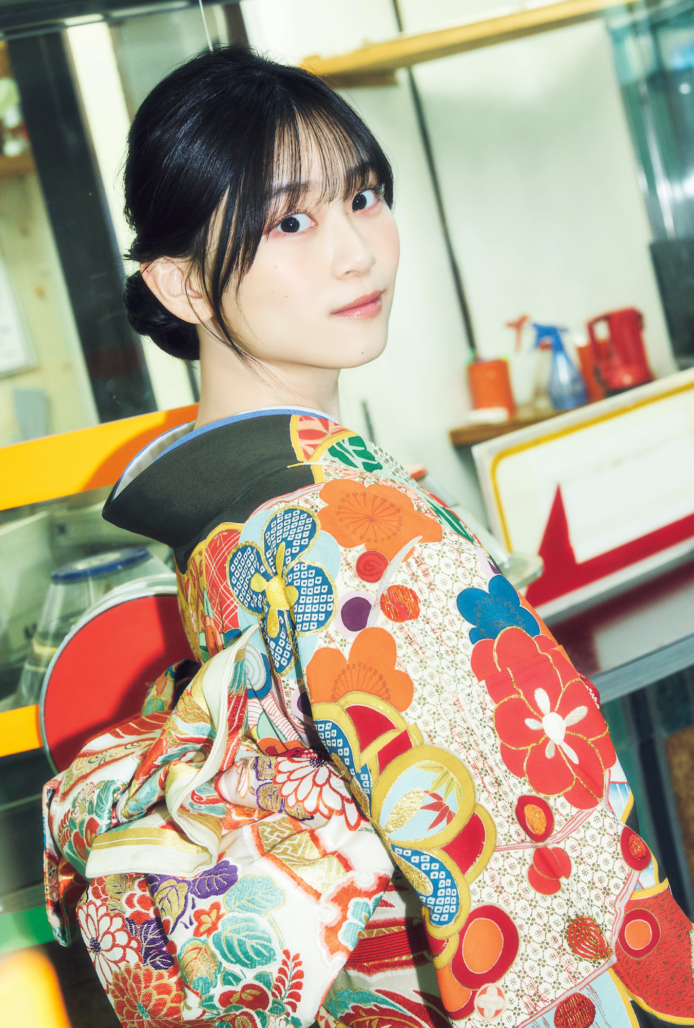 櫻坂46 山下瞳月、振袖をまとい澄んだ瞳でこちらを見つめる | ACTRESS