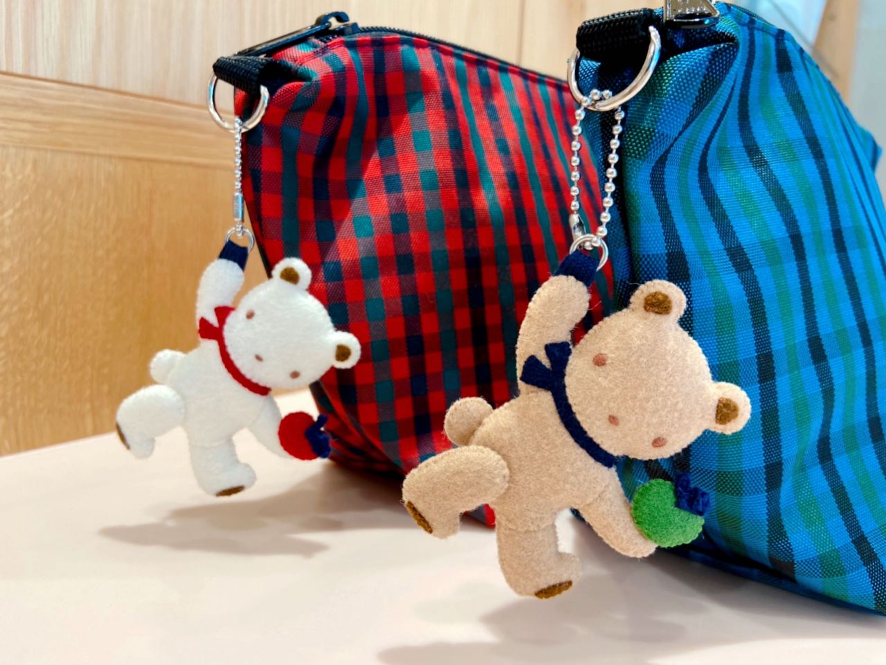 大人気！ ファミリアチェックのナイロンポシェット｜ファミリア代官山