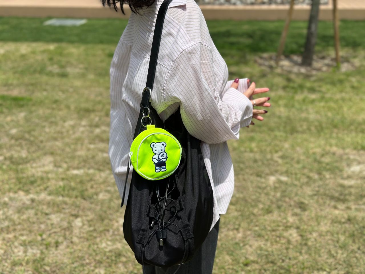 ☆社員の推しグッズ☆チャーム型ポーチの使い方｜ファミリアプレスの