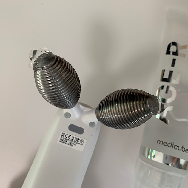 medicube（メディキューブ）EMSリフトアップ美顔器 AGE-Rの使用