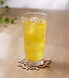 パウダーを水に溶かすだけですっきりと飲みやすいオレンジドリンクが