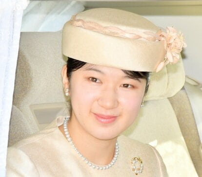 3ページ目)愛子さま23歳の品格 胸元に輝くブローチは完売品の