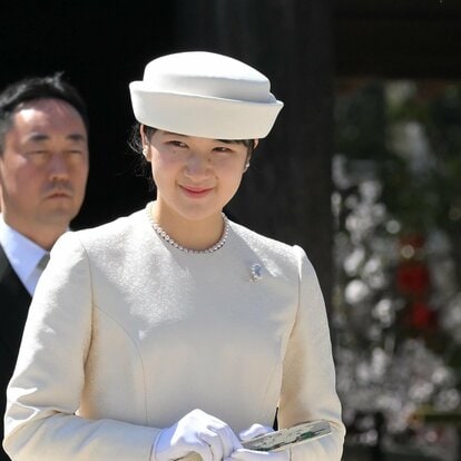 愛子さま23歳の品格 胸元に輝くブローチは完売品の「ミキモト」？ 耳元