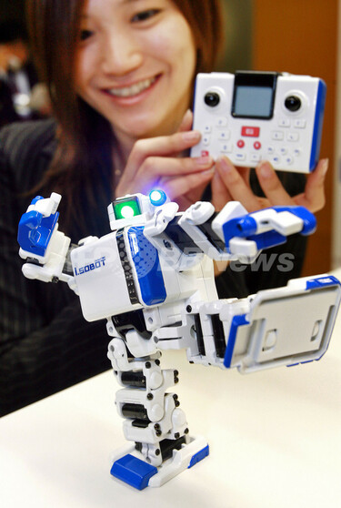 タカラトミー、世界最小の人型ロボット「i-Sobot」発表 身長165ミリ